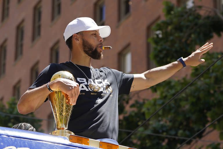 Stephen Curry smokes a cigar and waves to the fans in the parade after winning the NBA title with the Warriors; the 10 billion dollars reached in the season that saw Golden State champion, the 1,460 million dollars that the NBA entered from sponsorships and agreements with different companies stand out.