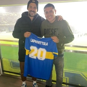 The photo of Riquelme with the figure of Argentine basketball