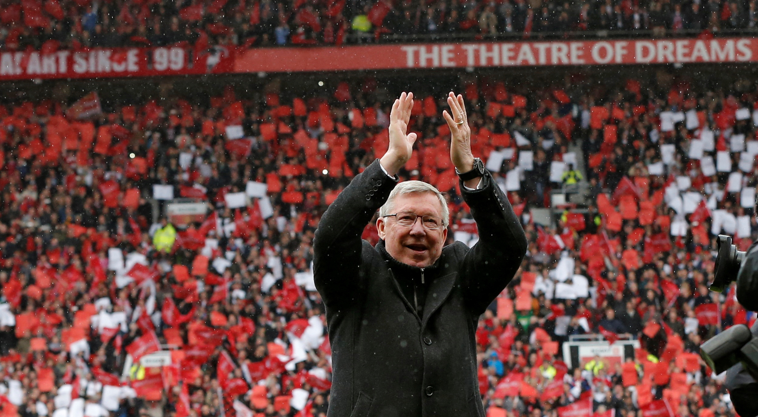 Manchester United manager Alex Ferguson waves to the crowd as he arrives at Old Trafford ground for the last time before retiring, ahead of the English Premier League football match against Swansea City at Old Trafford Stadium in Manchester, north from England, on May 12, 2013 (REUTERS/Phil Noble)