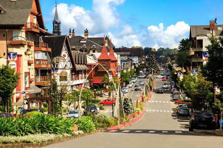 View of Avenida Borges Medeiros, in the tourist city of Gramado. Photo Embratur