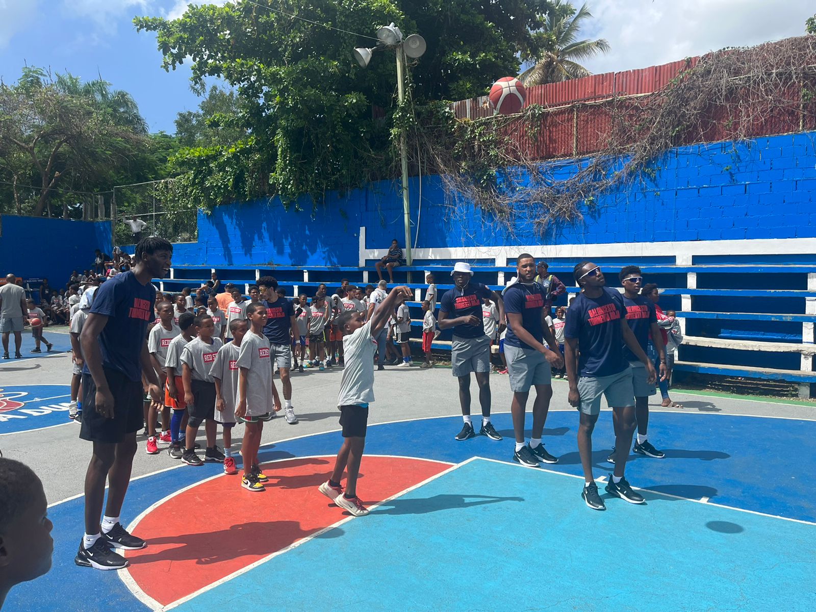 Saint Johns University teaches basketball clinic in Guachupita Momento