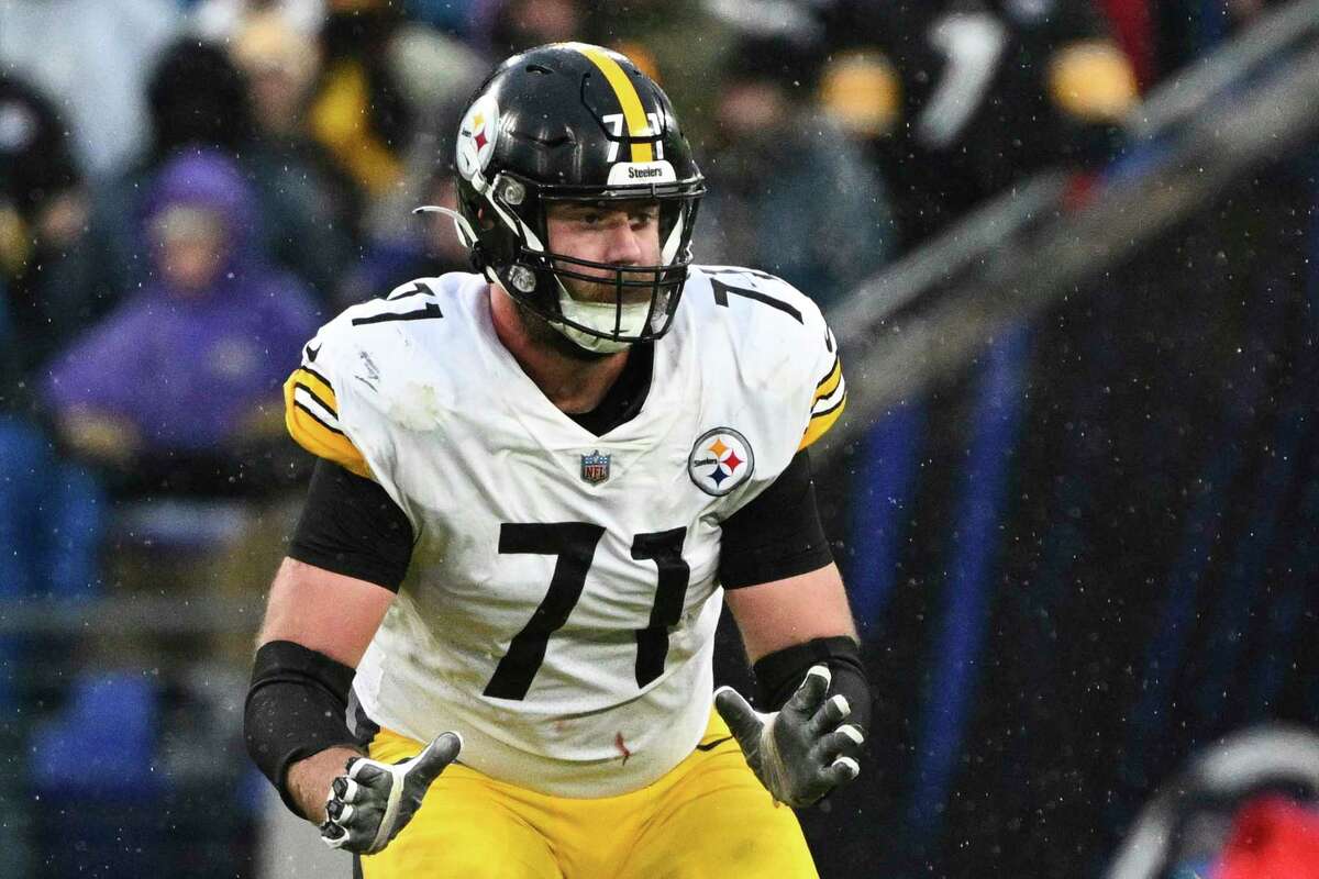 FILE - In this Jan. 9, 2022, file photo, Pittsburgh Steelers offensive tackle Joe Haeg plays overtime against the Baltimore Ravens. On Monday, September 5, 2022, the Cleveland Browns signed offensive tackle Joe Haeg and tight end Jesse James to add depth with less than a week to go before the season. (AP Photo/Terrance Williams, File)