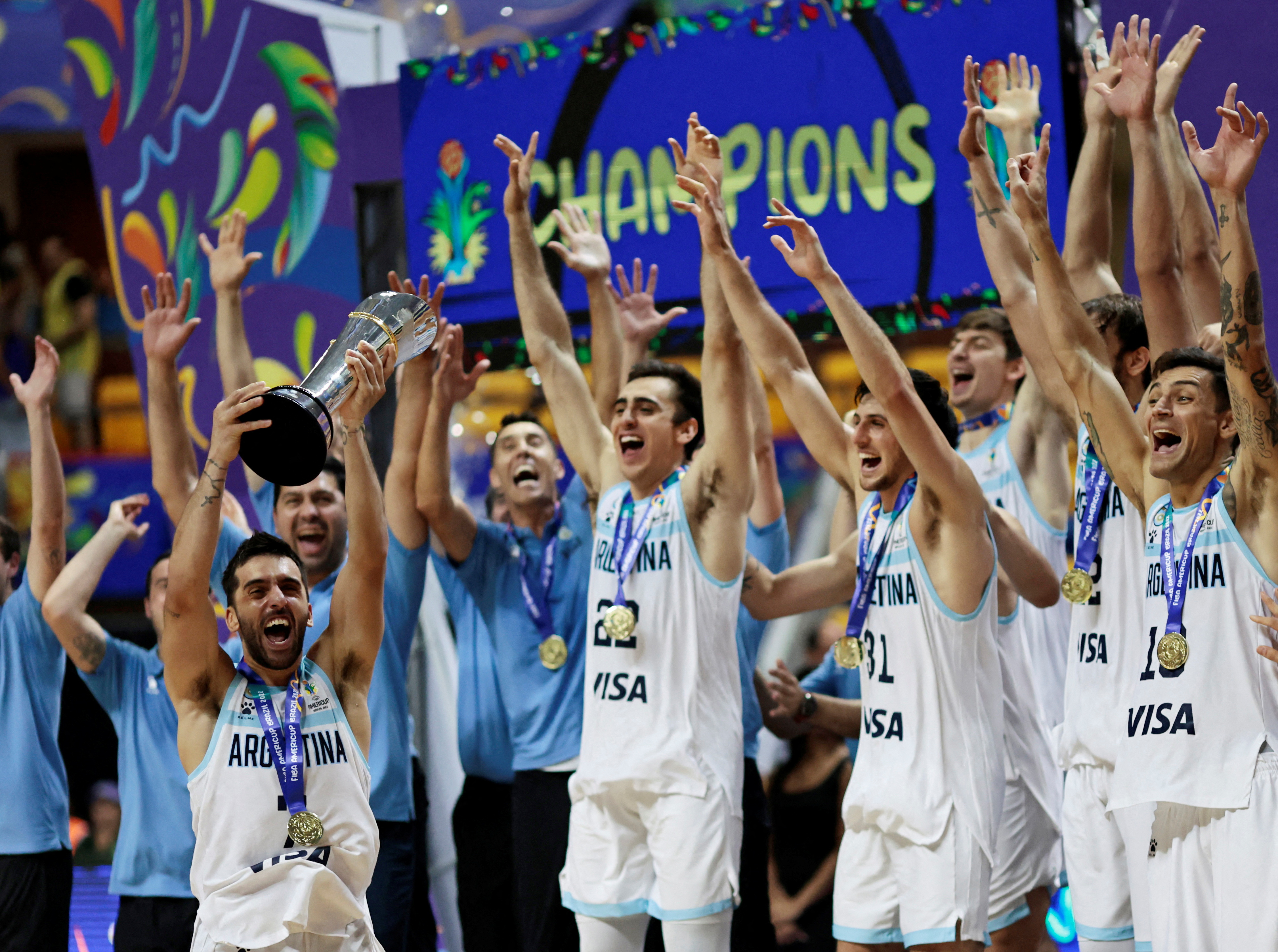 Campazzo, Vaulet, Bolmaro and Delfino, in the front row of the celebrations (REUTERS / Ueslei Marcelino)