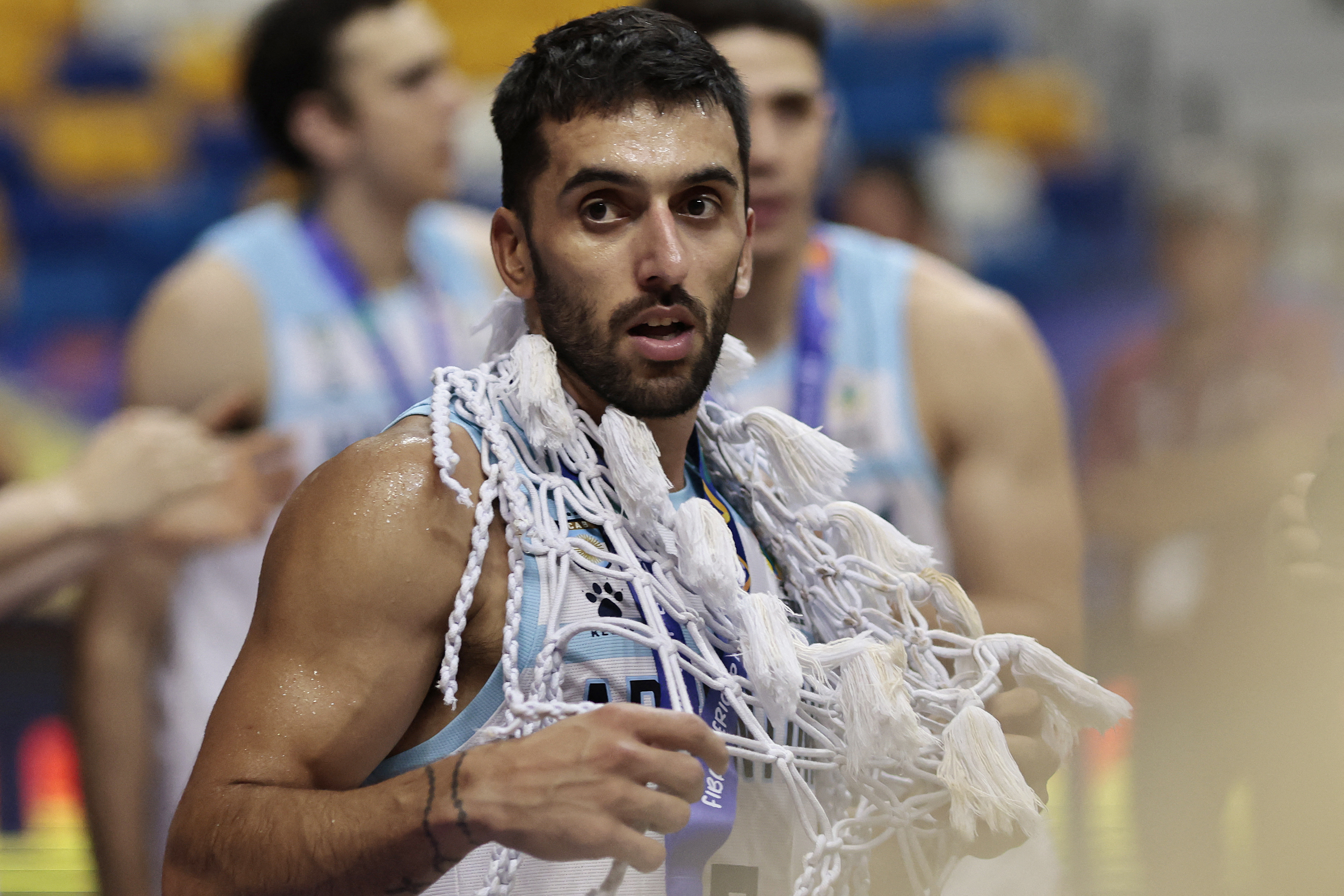 Campazzo cut the net from one of the rings and took it as a souvenir (REUTERS / Ueslei Marcelino)
