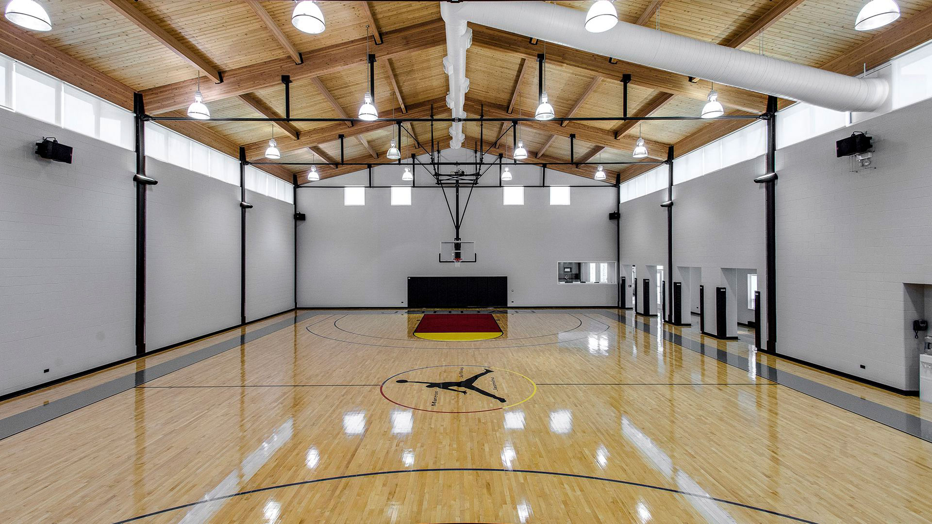 The must-see basketball court (Photo: Concierge Auctions)
