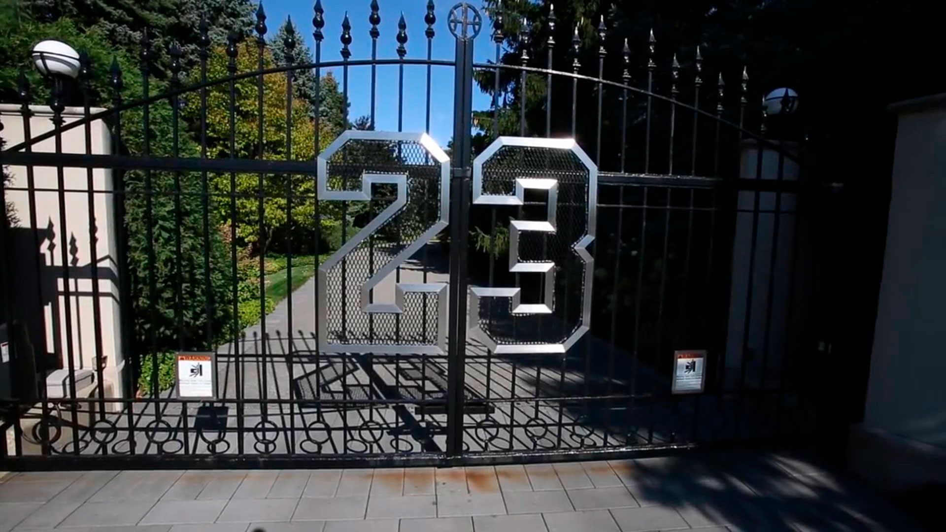 Entrance area with the number 23, the one Jordan wore on the Chicago Bulls (Photo: Concierge Auctions)