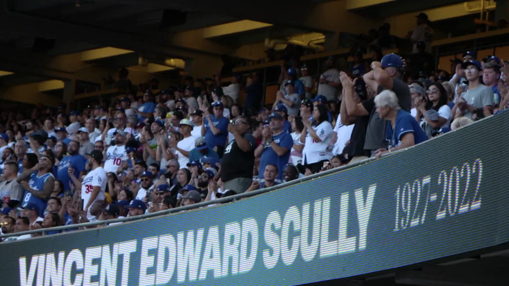 Thousands of fans say goodbye to Vin Scully