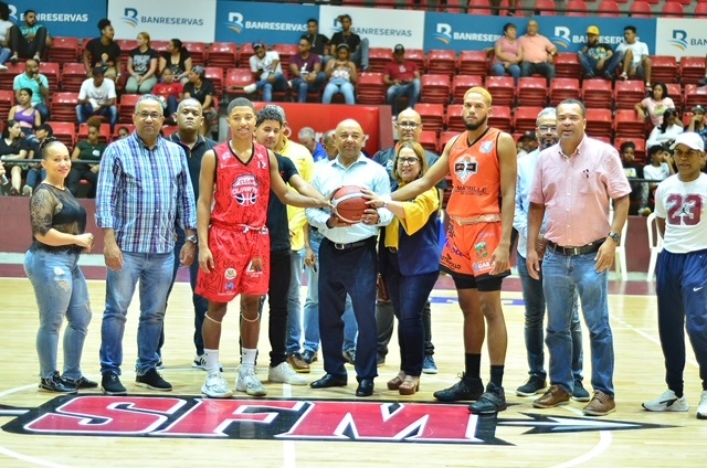 Santa Ana beats Duarte and leads SFM basketball Momento