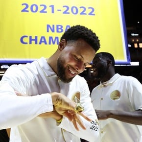 Curry's Warriors received the ring against LeBron James and his Lakers