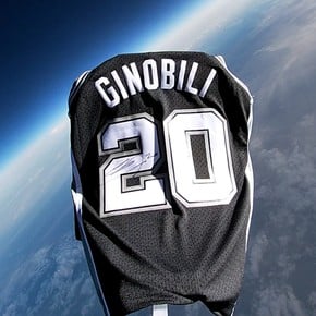 Spectacular tribute to Manu Ginóbili: the NBA sent his signed jersey into space!