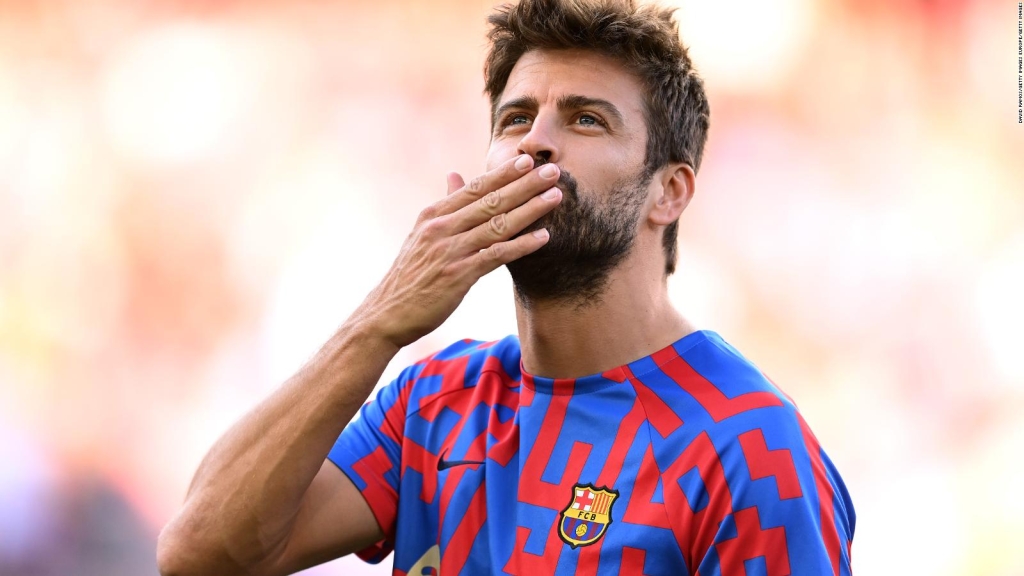 In what position could Piqué return to football?