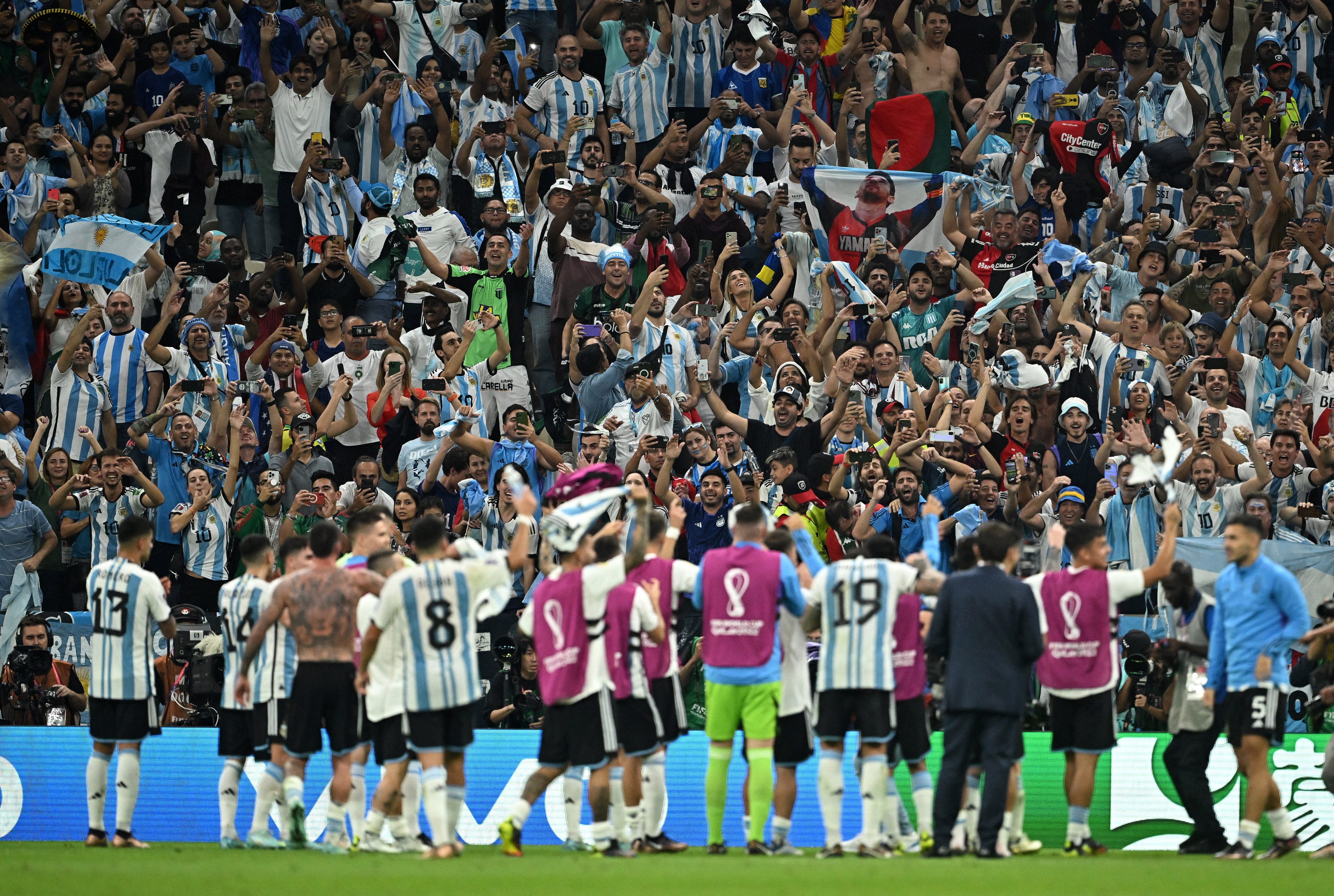 Total communion between Argentine fans and players (REUTERS / Dylan Martinez)