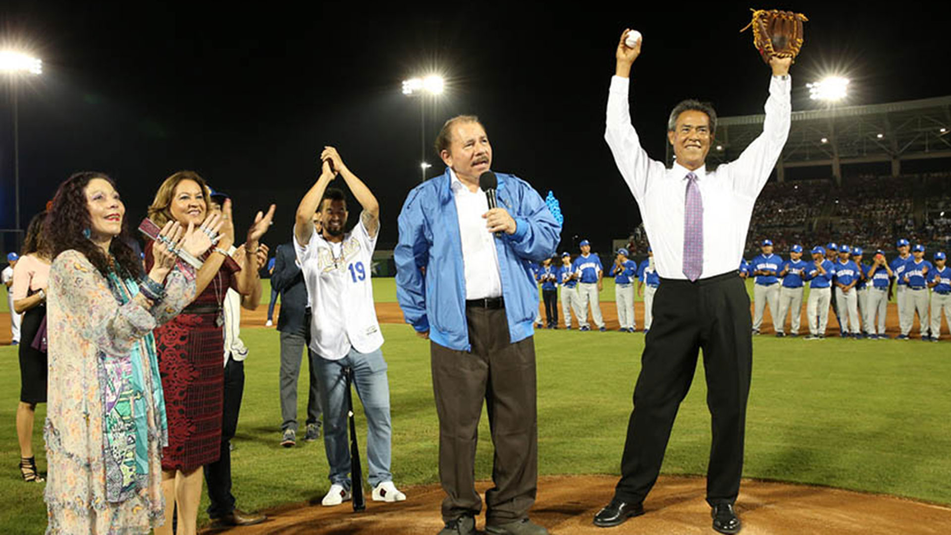 Dennis Martínez threw the first pitch to inaugurate the stadium in October 2017. (Photo 19 Digital)