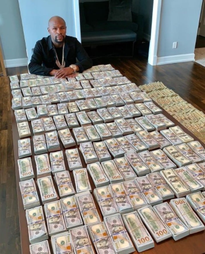 Floyd showing wads of money in his networks.  Photo: @floydmayweather.