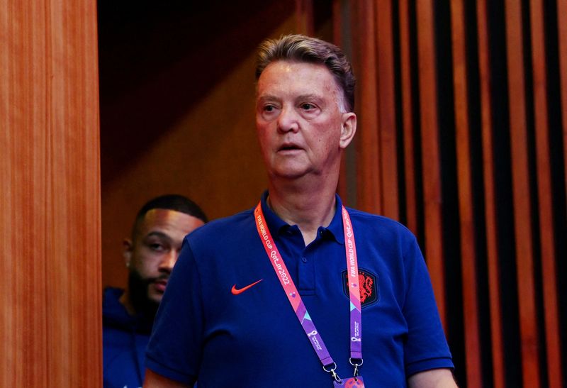 Van Gaal enters the conference room where he spoke before the duel against Argentina the day before the match (EUTERS / Annegret Hilse)