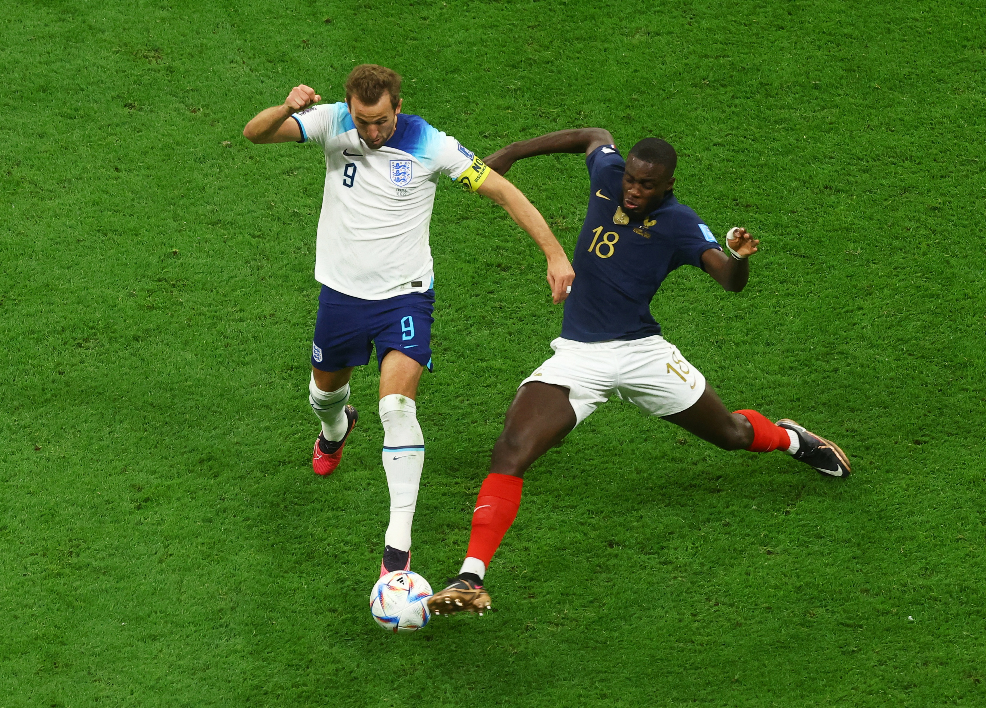 Dayot Upamecano was also a starter.  In the image it marks Harry Kane in the duel against England (REUTERS / Lee Smith)