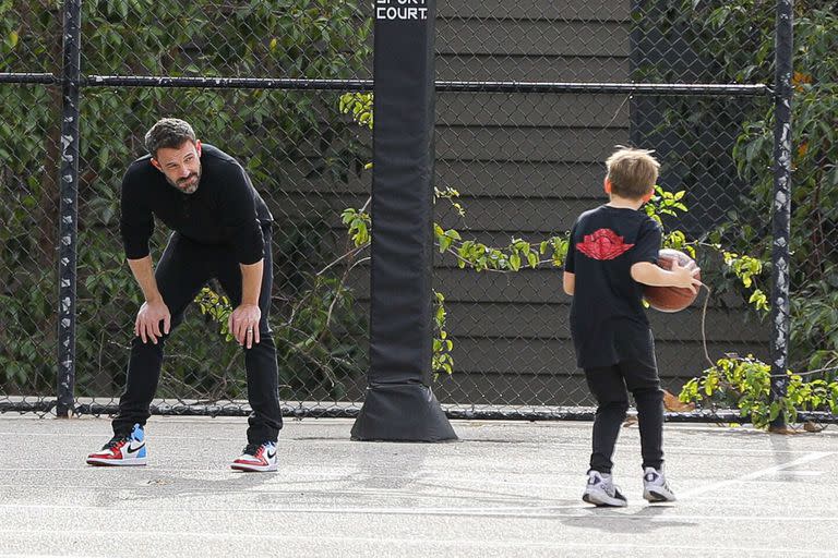 Ben Affleck plays basketball with Samuel