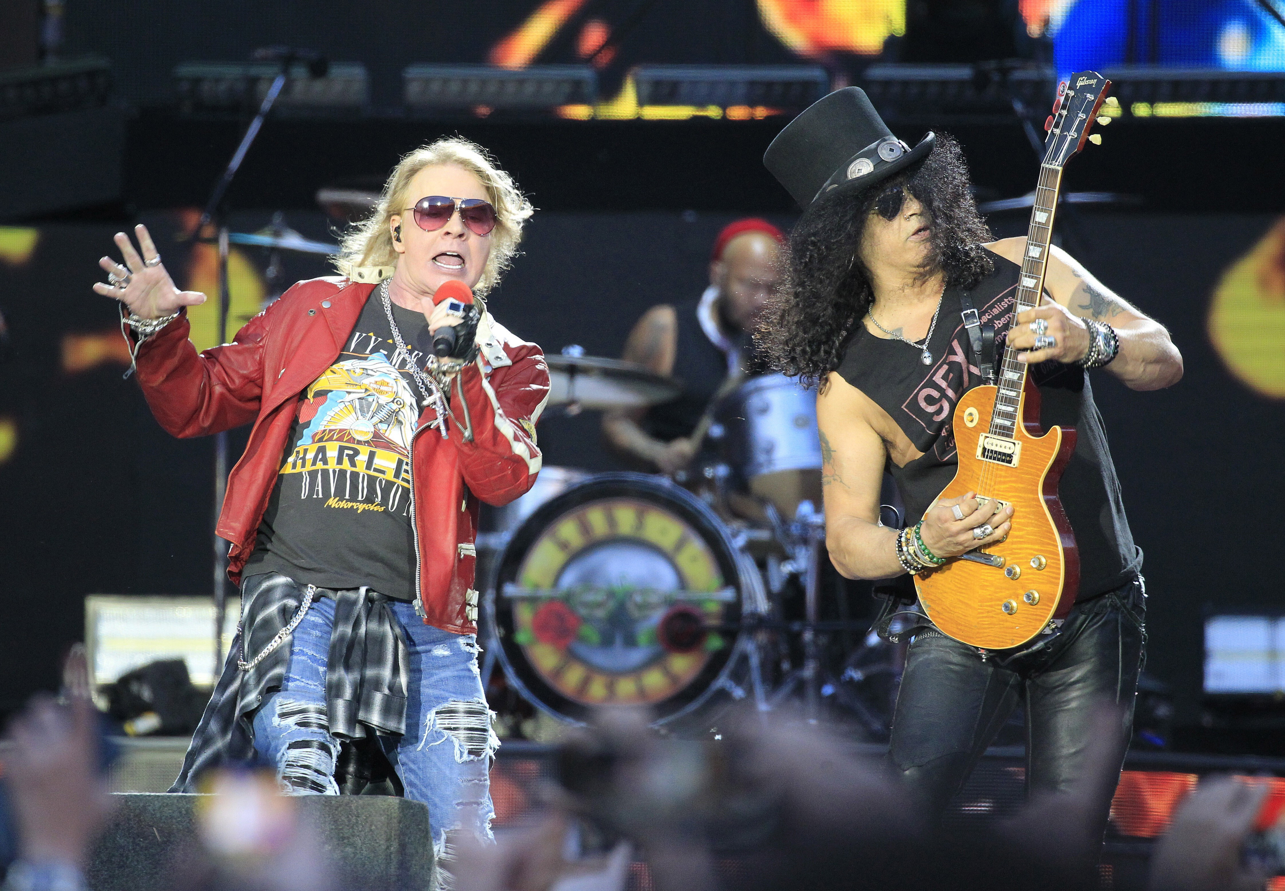 The members of the American group Guns N'Roses Axl Rose (i) and Slash (d), during a performance in Madrid. EFE/Victor Lerena/File