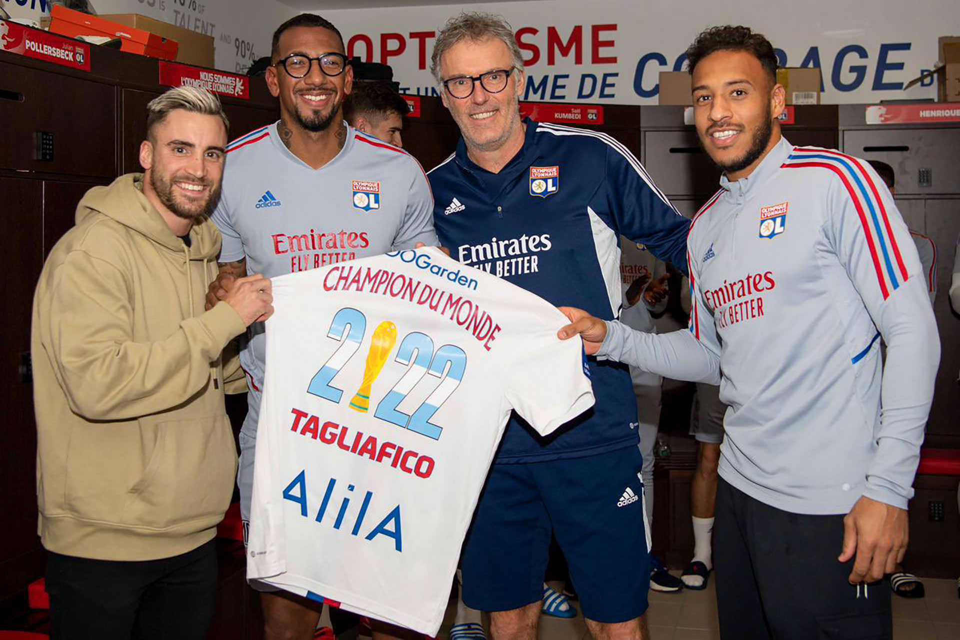 Nicolás Tagliafico receives his tribute as world champion in Lyon together with the team's coach, Laurent Blanc (mid), Jerome Boateng and Corentin Tolisso.  Everyone lifted the trophy (Lyon)